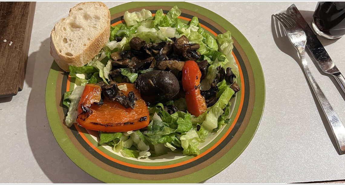 Essen unterwegs: Boudin Noir auf Salat mit Champignons